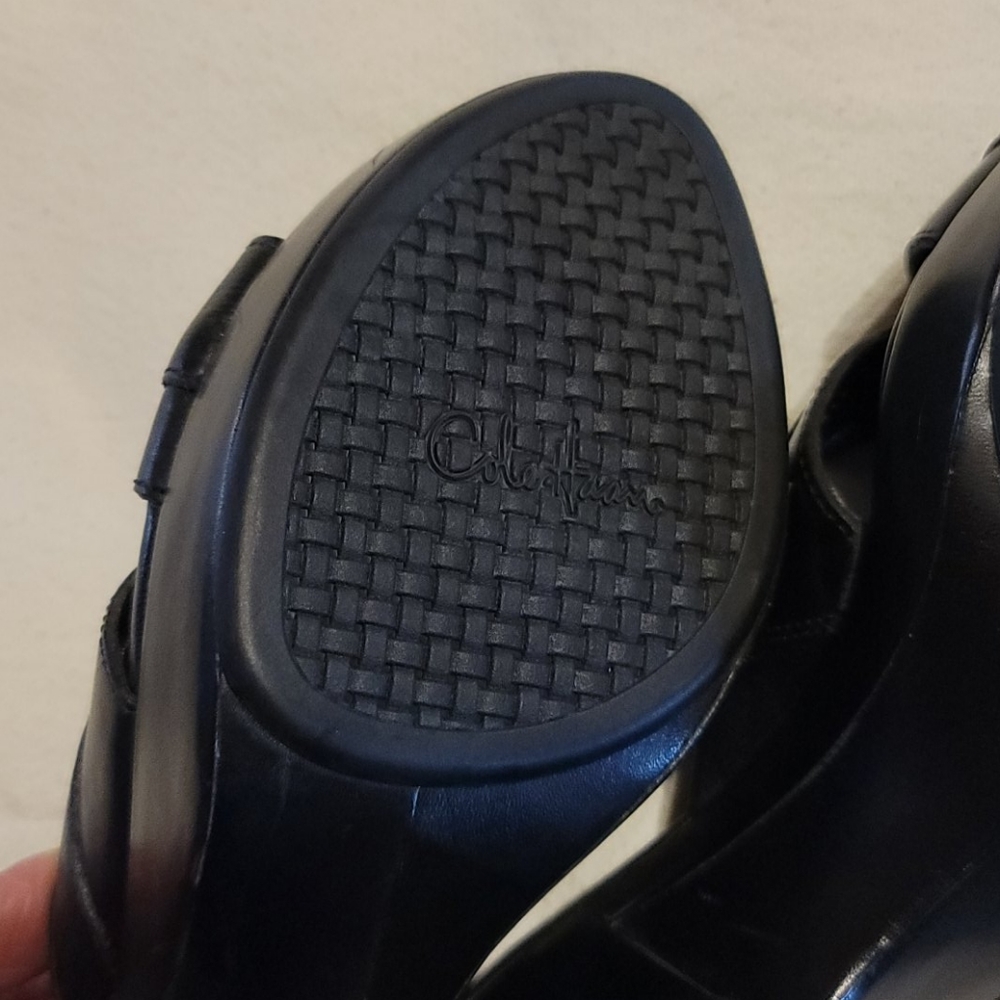 Black platform sandals. - Picture 6 of 9